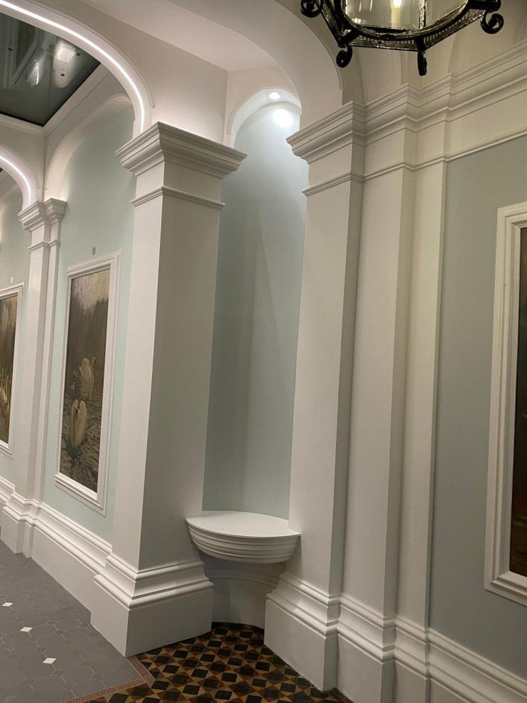 Элегантная парадная: сочетание матовой штукатурки, лепнины и плитки пэчворк