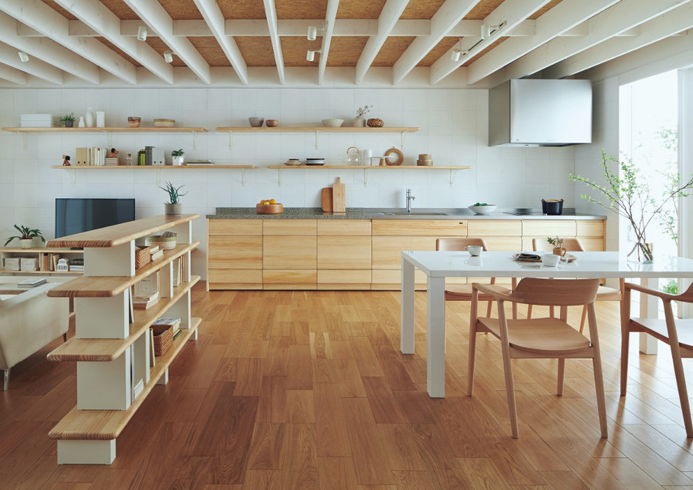 他の地域にあるコンテンポラリースタイルのおしゃれなダイニング (白い壁、無垢フローリング) の写真