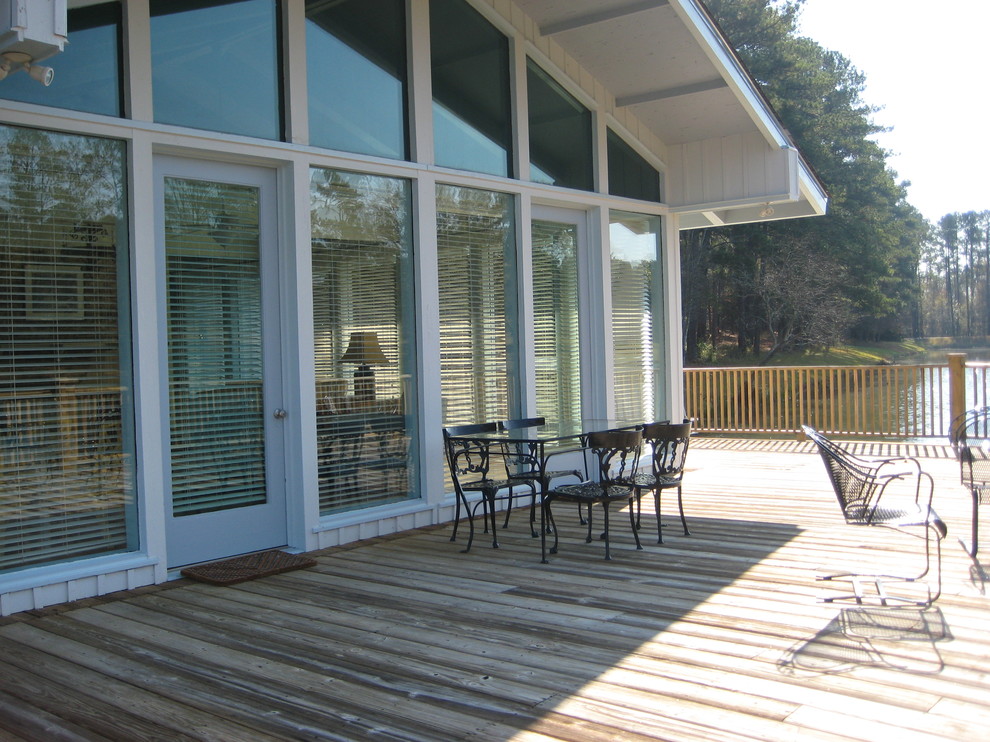 Photo of an expansive contemporary side yard deck in Atlanta with with dock and no cover.