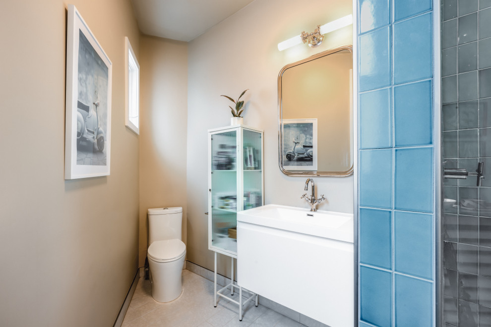 Exempel på ett litet modernt vit vitt en-suite badrum, med släta luckor, vita skåp, en dusch i en alkov, en toalettstol med separat cisternkåpa, blå kakel, keramikplattor, beige väggar, klinkergolv i porslin, ett integrerad handfat, bänkskiva i akrylsten, vitt golv och dusch med gångjärnsdörr