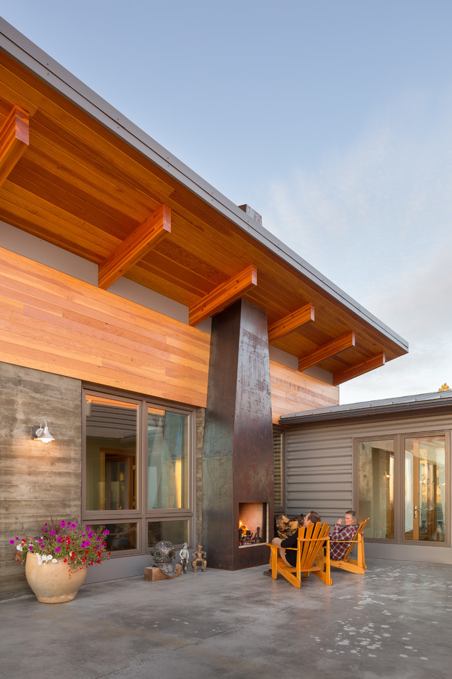 This is an example of a mid-sized modern one-storey concrete grey exterior in Portland.