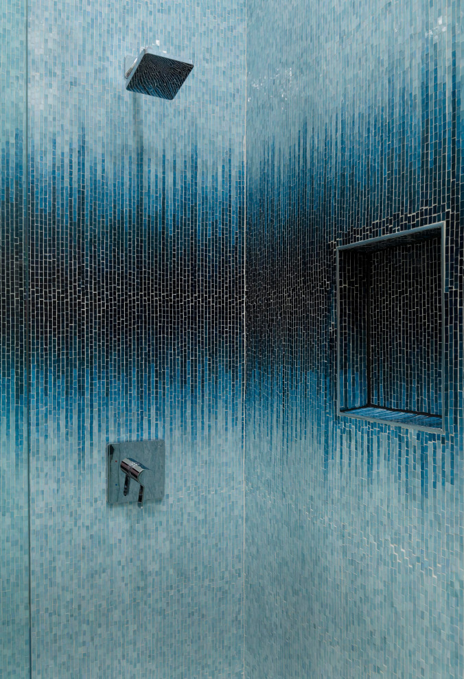 Idee per una stanza da bagno minimalista di medie dimensioni con ante blu, doccia ad angolo, WC monopezzo, piastrelle blu, piastrelle a mosaico, pareti blu, pavimento in gres porcellanato, lavabo sottopiano, top in laminato, pavimento beige, porta doccia a battente, top blu, un lavabo e mobile bagno sospeso