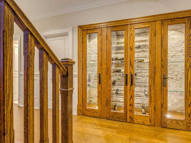 Transitional home design photo in Toronto