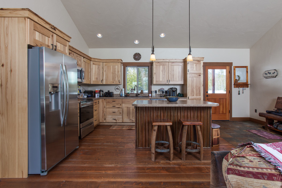 Immagine di una cucina stile rurale di medie dimensioni con lavello da incasso, ante in stile shaker, ante in legno chiaro, elettrodomestici in acciaio inossidabile, pavimento in legno massello medio e pavimento marrone