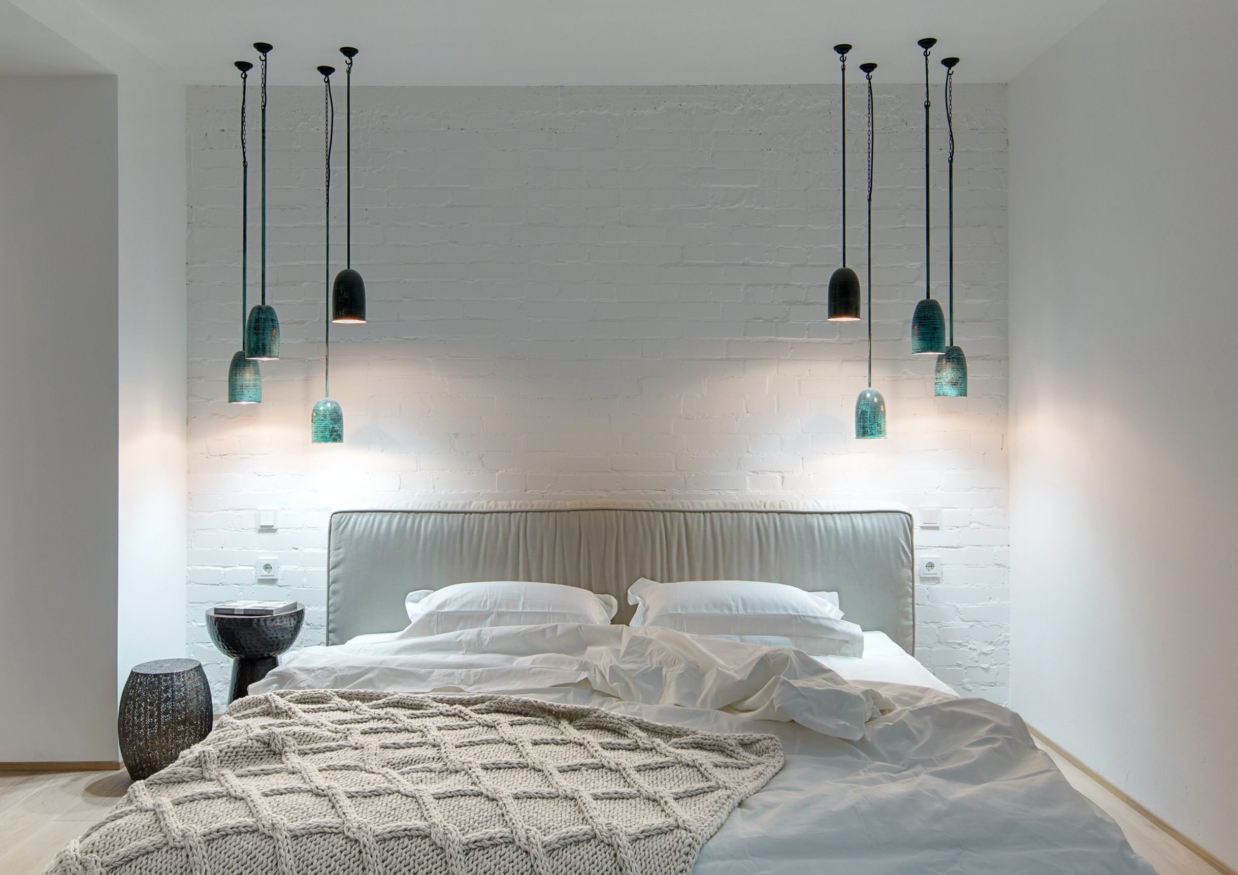 Profi-Idee: Nachttischlampe an die Decke hängen
