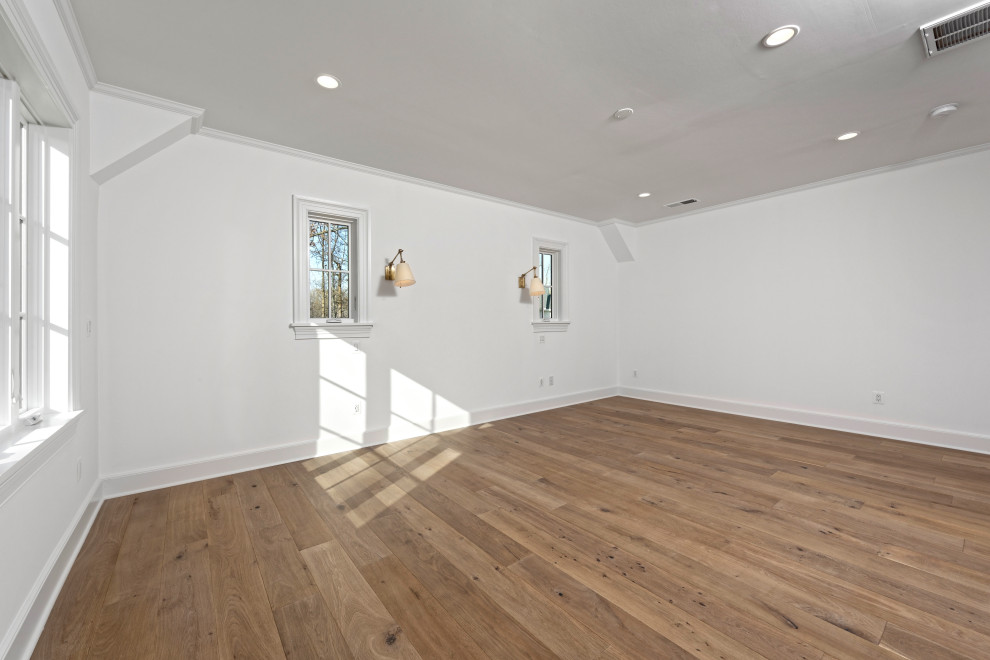 Immagine di un grande soggiorno stile americano aperto con sala giochi, pareti bianche, pavimento in legno massello medio, nessuna TV, pavimento marrone e soffitto a cassettoni