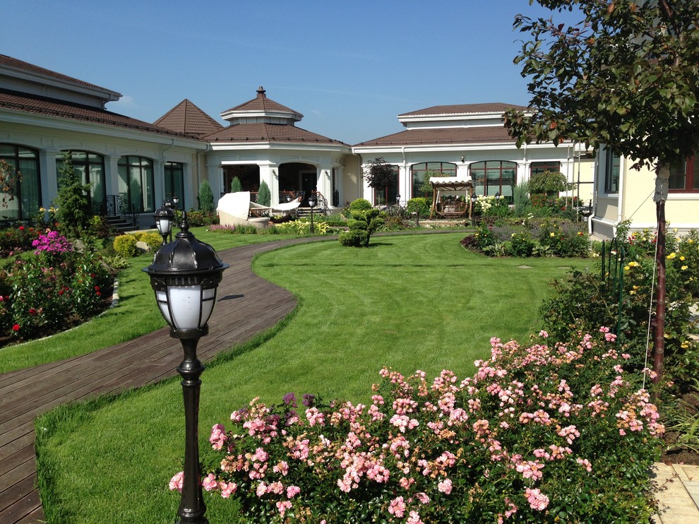 Вид от крыльца на внутренний дворик