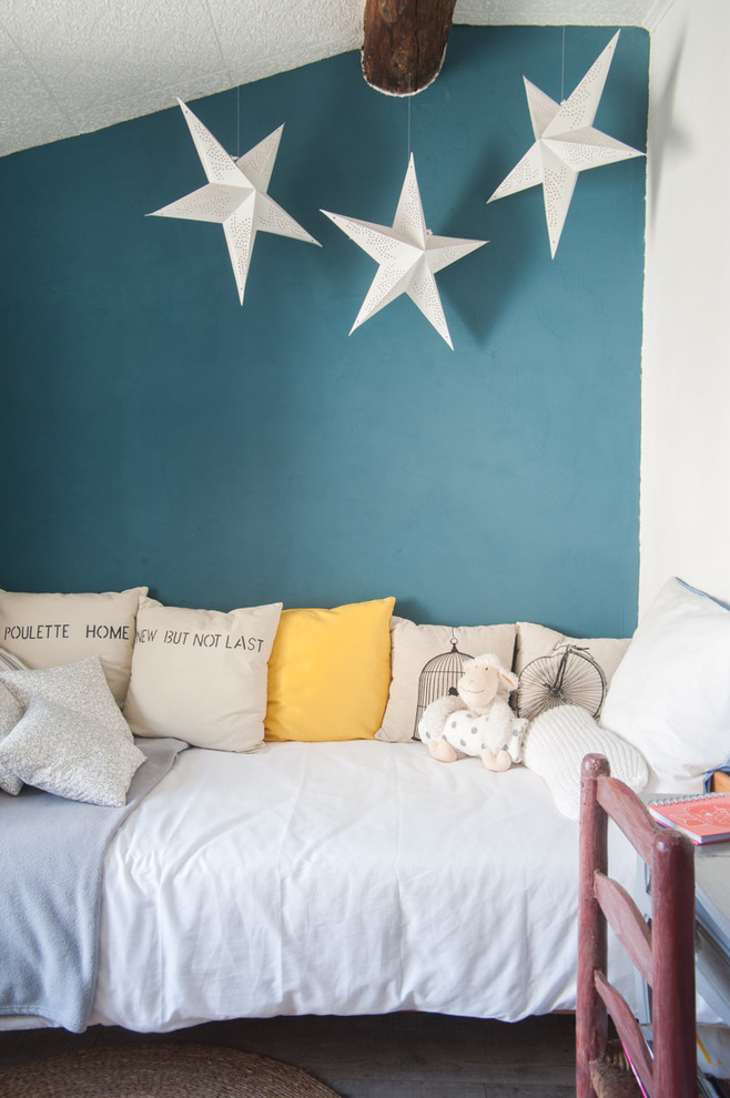 This is an example of an eclectic kids' room in Montpellier.