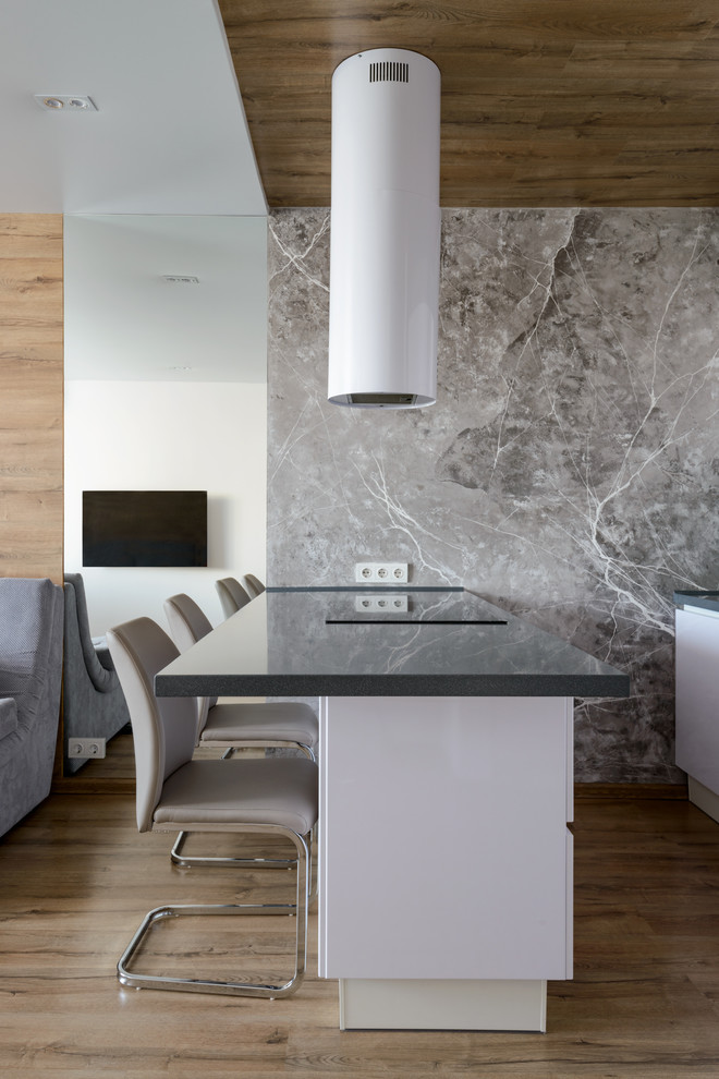 Камень и дерево в центре Сибири