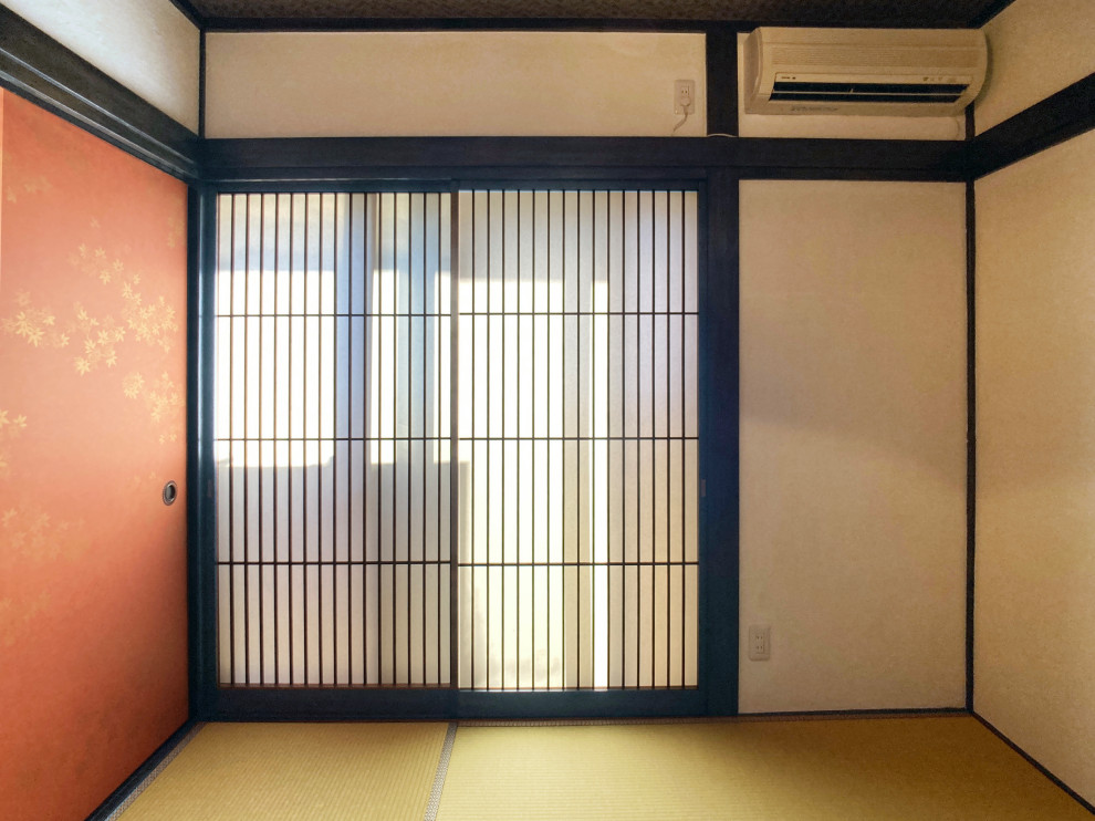 Kleines, Fernseherloses, Abgetrenntes Klassisches Wohnzimmer ohne Kamin mit weißer Wandfarbe, Tatami-Boden und grünem Boden in Sonstige