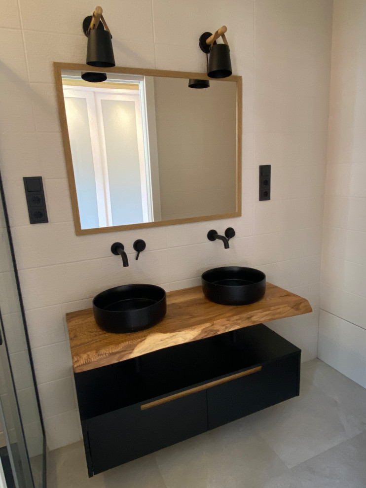 This is an example of a scandinavian powder room in Bilbao.
