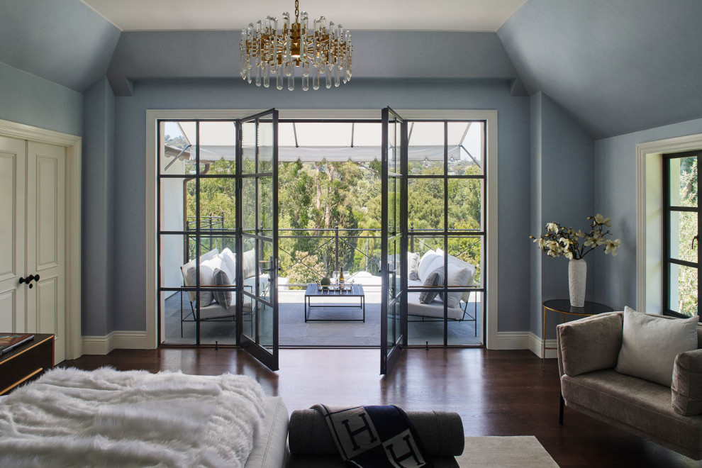 Источник вдохновения для домашнего уюта: хозяйская спальня в классическом стиле с синими стенами, темным паркетным полом, коричневым полом и многоуровневым потолком