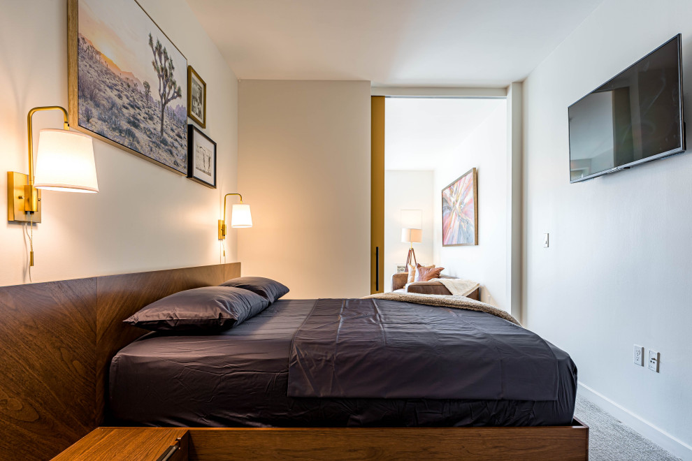 На фото: хозяйская спальня среднего размера в современном стиле с ковровым покрытием, серым полом, потолком с обоями, обоями на стенах и белыми стенами
