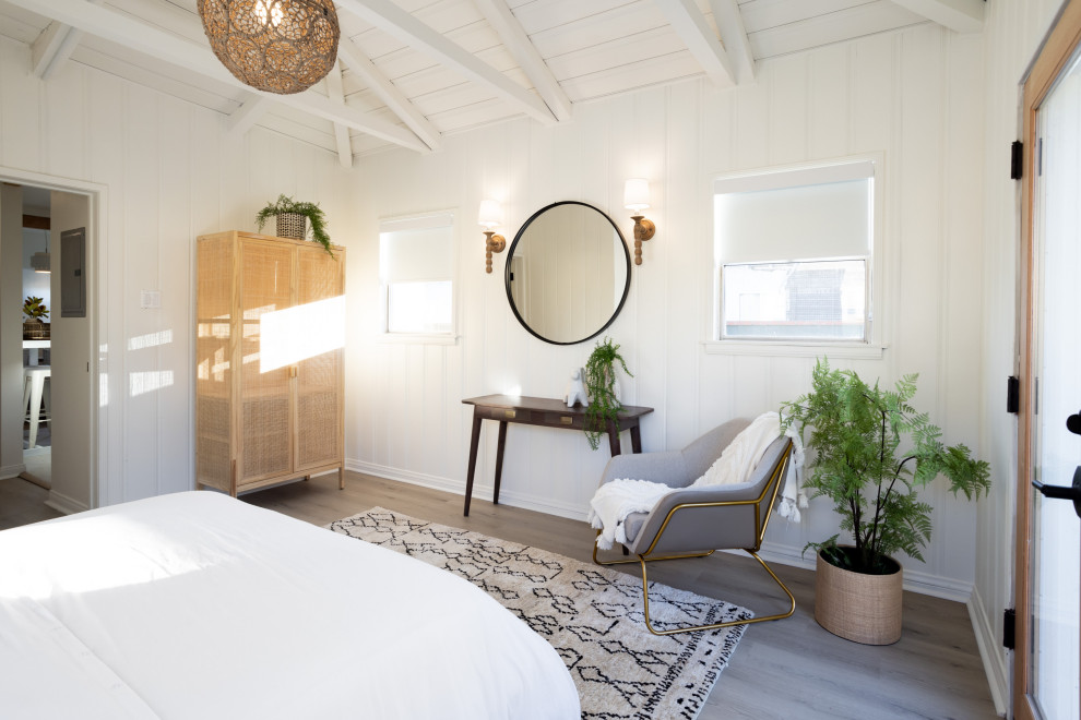 На фото: маленькая хозяйская спальня в стиле кантри с белыми стенами, полом из винила, бежевым полом и деревянными стенами для на участке и в саду