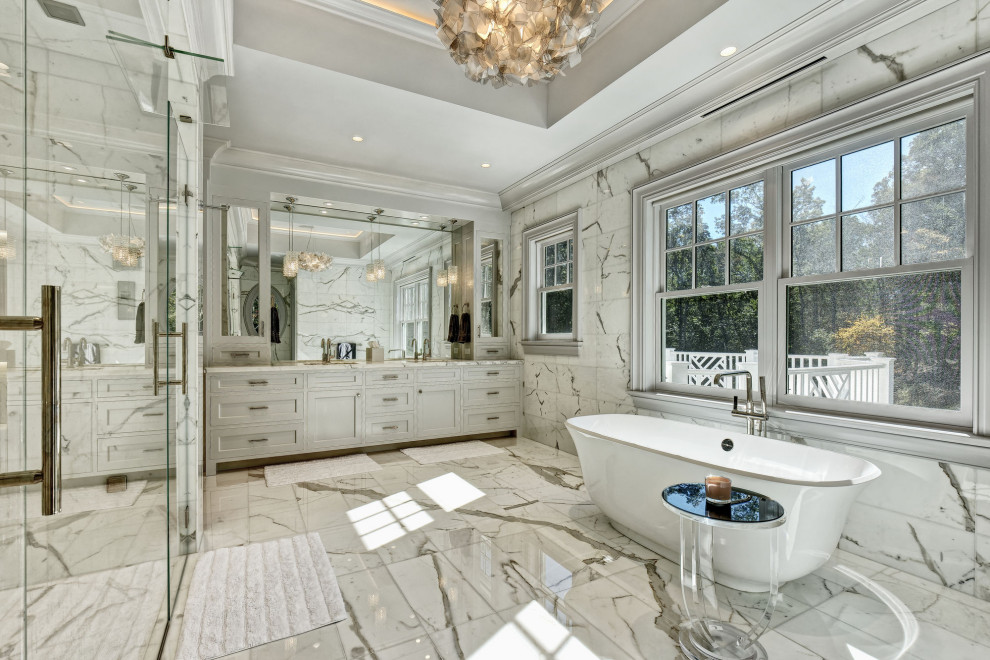 Idéer för ett klassiskt vit en-suite badrum, med skåp i shakerstil, grå skåp, ett fristående badkar, en hörndusch, vit kakel, ett undermonterad handfat och vitt golv