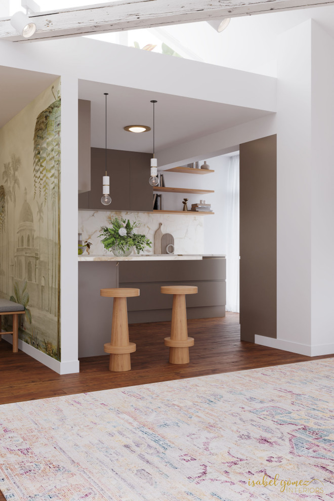 Idées déco pour une cuisine scandinave avec un évier intégré, des portes de placard grises, plan de travail en marbre, une crédence grise, un sol en bois brun et un plan de travail blanc.