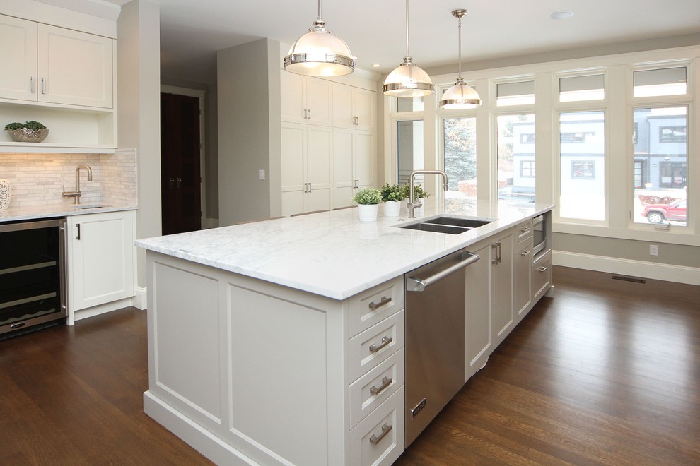 Kitchen - transitional kitchen idea in Calgary