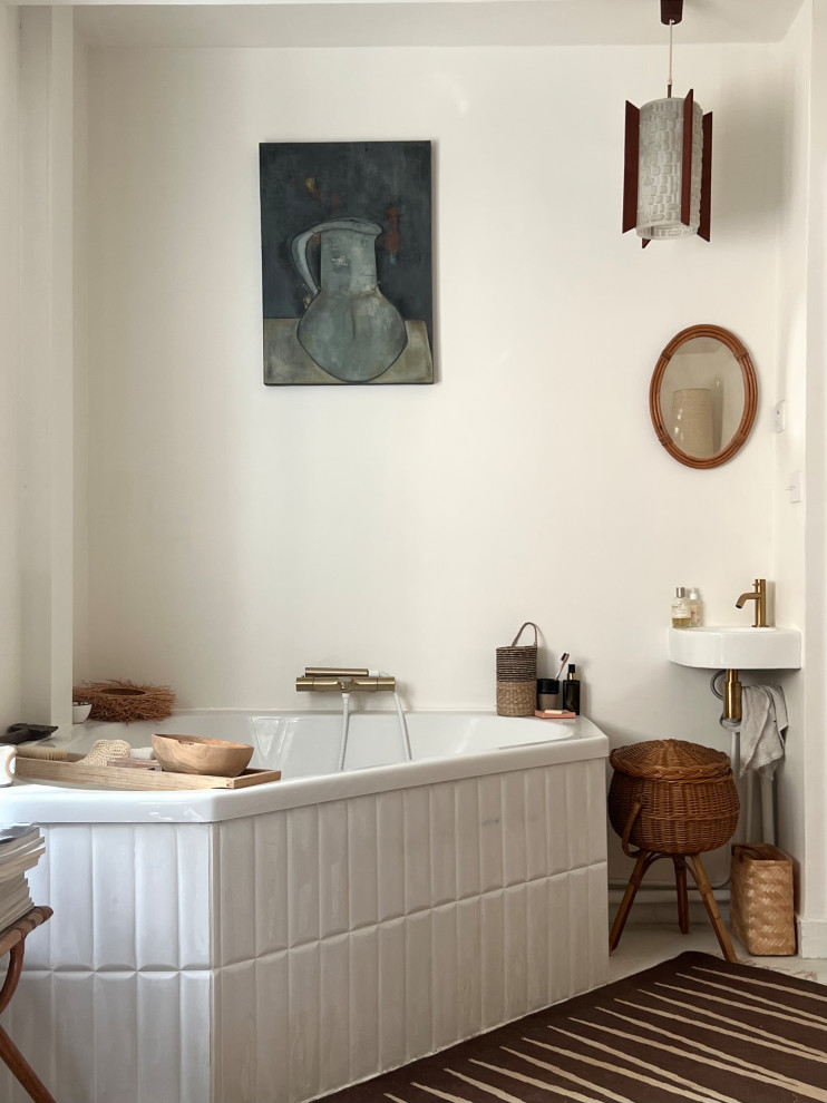 Cette photo montre une petite salle d'eau blanche et bois méditerranéenne en bois vieilli avec une douche à l'italienne, WC suspendus, un mur blanc, sol en béton ciré, une grande vasque, un plan de toilette en béton, un sol blanc, un plan de toilette blanc, une fenêtre, meuble simple vasque et meuble-lavabo encastré.