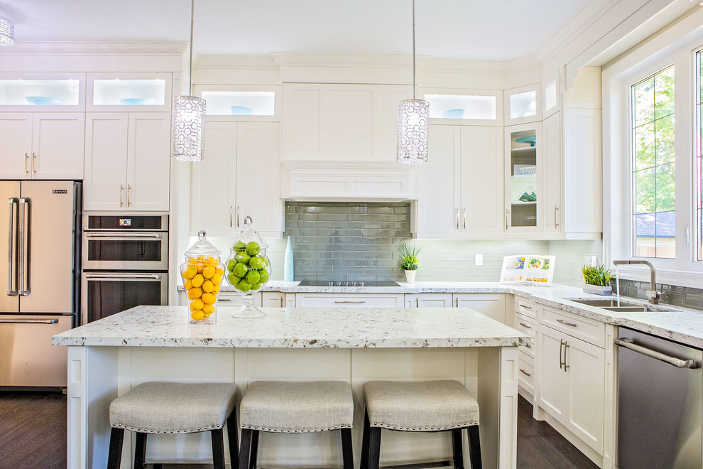 Kitchen - transitional kitchen idea in Toronto