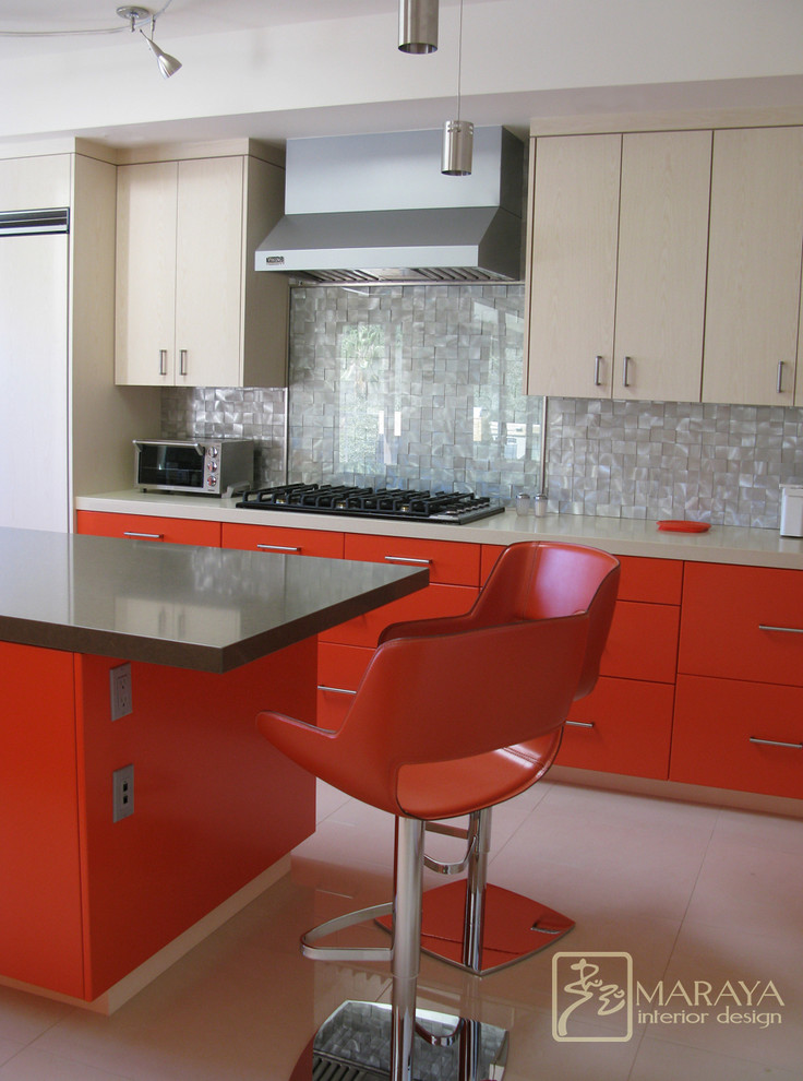 Idéer för att renovera ett mellanstort funkis kök, med rostfria vitvaror, orange skåp, släta luckor, bänkskiva i koppar, stänkskydd med metallisk yta, stänkskydd i metallkakel, klinkergolv i porslin, en köksö och en undermonterad diskho