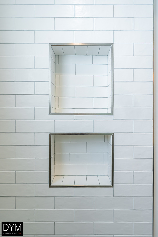 Источник вдохновения для домашнего уюта: большая главная ванная комната в классическом стиле с плоскими фасадами, серыми фасадами, душем в нише, унитазом-моноблоком, белой плиткой, плиткой кабанчик, белыми стенами, полом из керамической плитки, накладной раковиной, мраморной столешницей, разноцветным полом, душем с раздвижными дверями, белой столешницей, тумбой под две раковины, встроенной тумбой, потолком с обоями и обоями на стенах