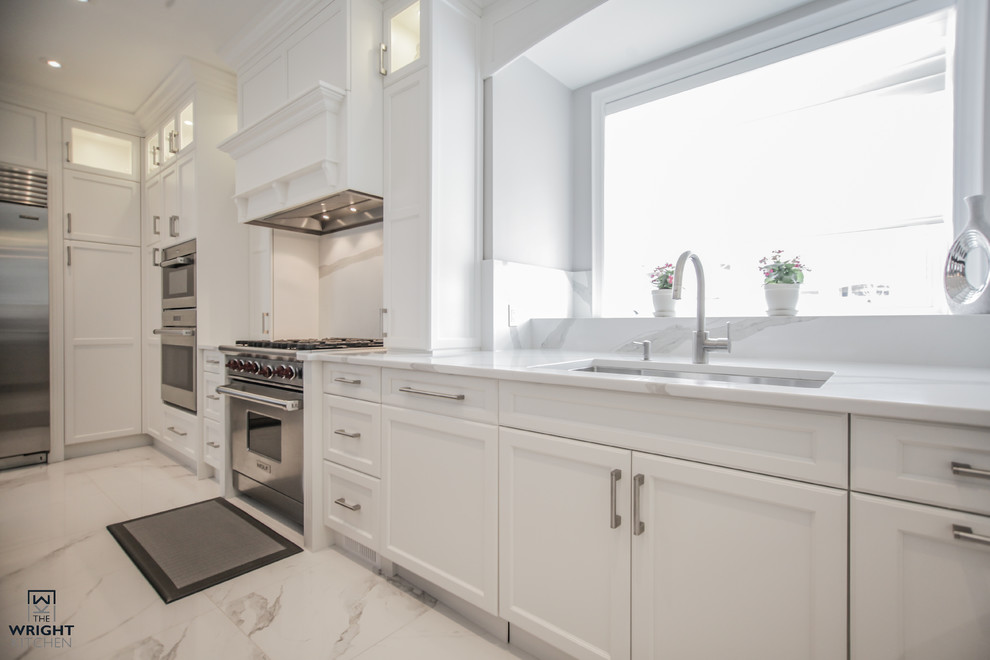 Transitional kitchen photo in Toronto