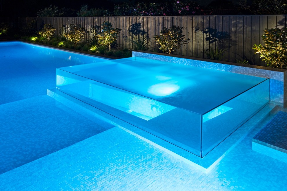 Foto di una piscina contemporanea di medie dimensioni