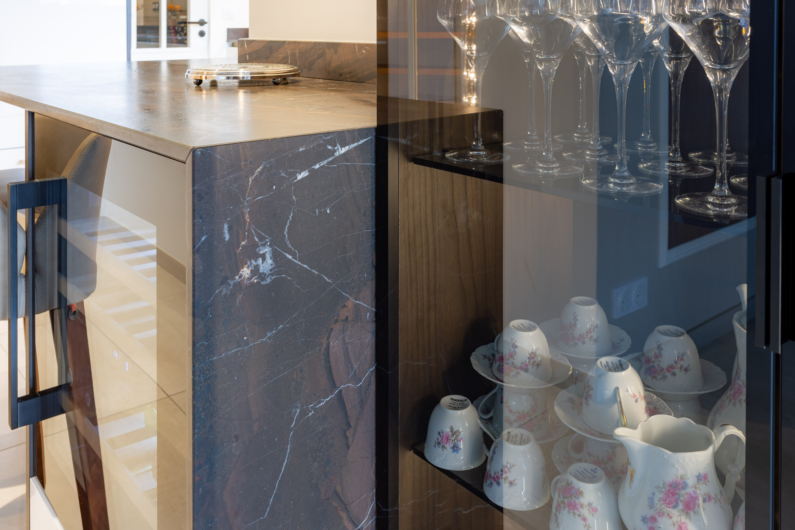 Création d'une cuisine chic et lumineuse dans une maison moderne