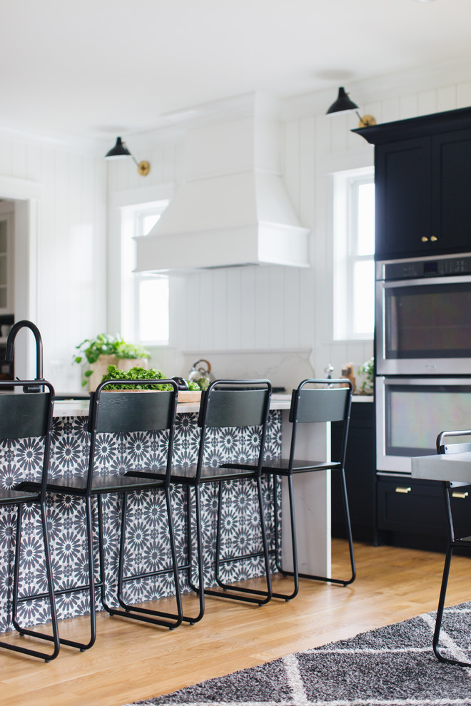 Example of a transitional kitchen design in Chicago