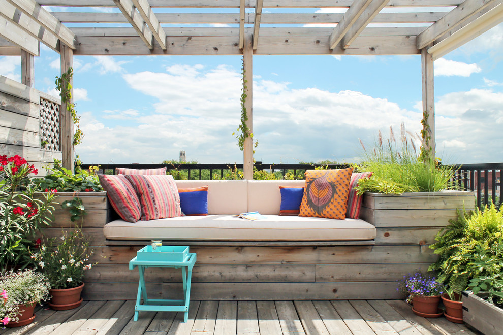 Mid-sized traditional rooftop and rooftop deck in Montreal with a pergola.