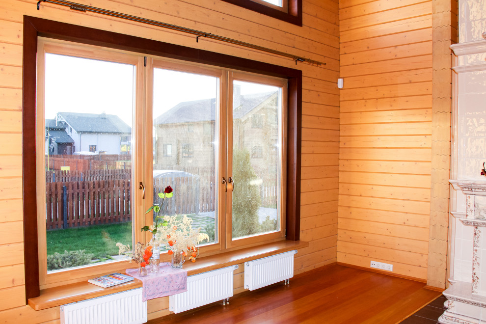 Деревянные окна в гостинном зале в доме из клееного бруса