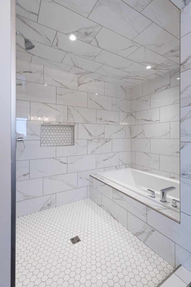 Идея дизайна: большая главная ванная комната в классическом стиле с накладной ванной, душевой комнатой, серой плиткой, керамогранитной плиткой, полом из мозаичной плитки, белым полом, открытым душем, сиденьем для душа и встроенной тумбой