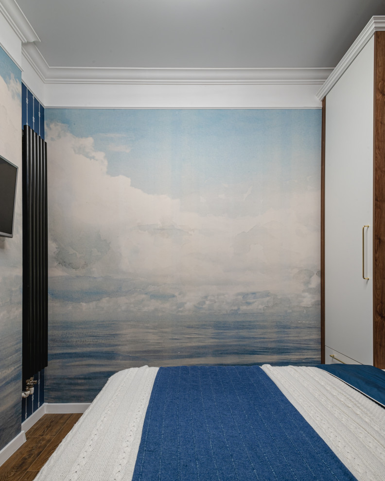 На фото: маленькая хозяйская спальня в морском стиле с синими стенами, полом из ламината, обоями на стенах и акцентной стеной для на участке и в саду