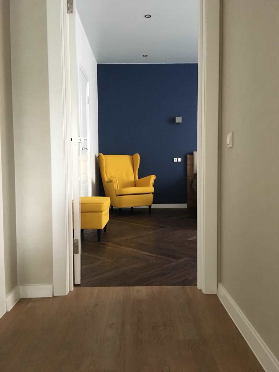 Квартира в современном стиле с яркими цветовыми акцентами.