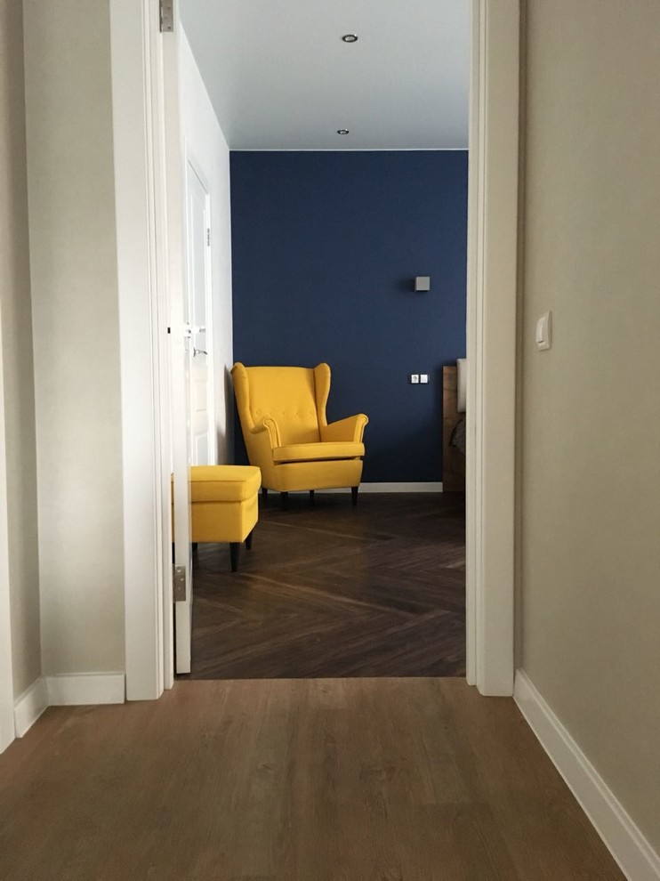 Квартира в современном стиле с яркими цветовыми акцентами.