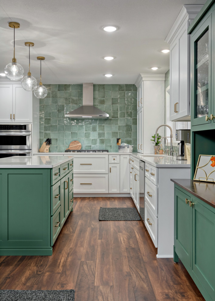 Idéer för ett mellanstort lantligt vit kök, med en undermonterad diskho, skåp i shakerstil, gröna skåp, bänkskiva i kvarts, grönt stänkskydd, stänkskydd i keramik, rostfria vitvaror, vinylgolv, en köksö och brunt golv