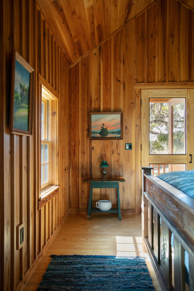 Cette photo montre une grande chambre parentale nature en bois avec un mur marron, un sol en bois brun, aucune cheminée, un sol marron et un plafond en bois.