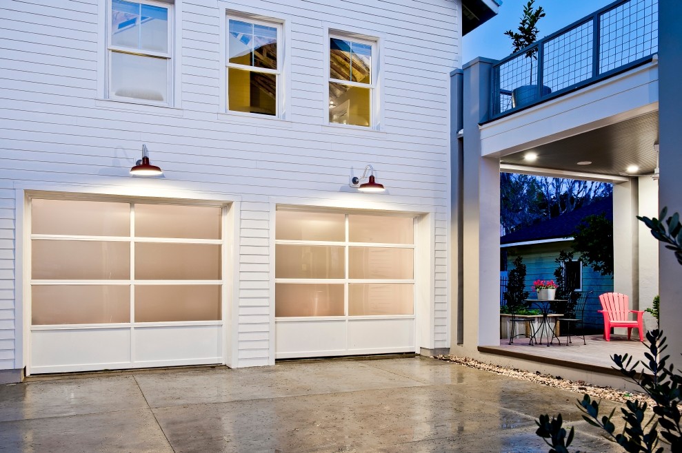 This is an example of an expansive modern detached two-car workshop in Orlando.