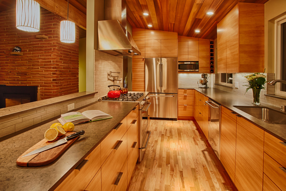 Inspiration for a mid-sized contemporary l-shaped eat-in kitchen in Seattle with an undermount sink, flat-panel cabinets, light wood cabinets, quartz benchtops, grey splashback, ceramic splashback, stainless steel appliances and medium hardwood floors.