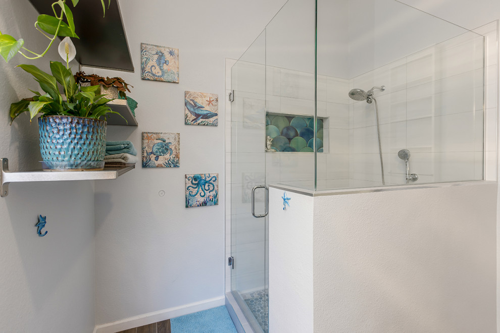На фото: главная ванная комната среднего размера в стиле неоклассика (современная классика) с душем в нише, белой плиткой, керамогранитной плиткой, серыми стенами, полом из керамогранита, коричневым полом, душем с распашными дверями и нишей с
