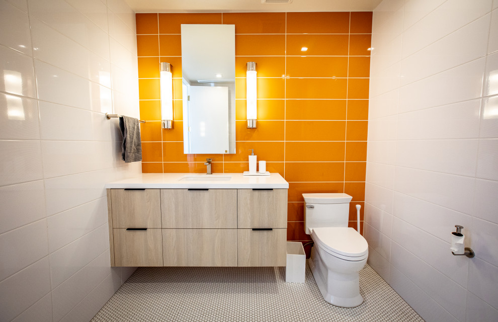 Идея дизайна: большая детская ванная комната в стиле ретро с плоскими фасадами, светлыми деревянными фасадами, оранжевой плиткой, белыми стенами, полом из мозаичной плитки, столешницей из кварцита, оранжевым полом, белой столешницей, тумбой под одну раковину и подвесной тумбой