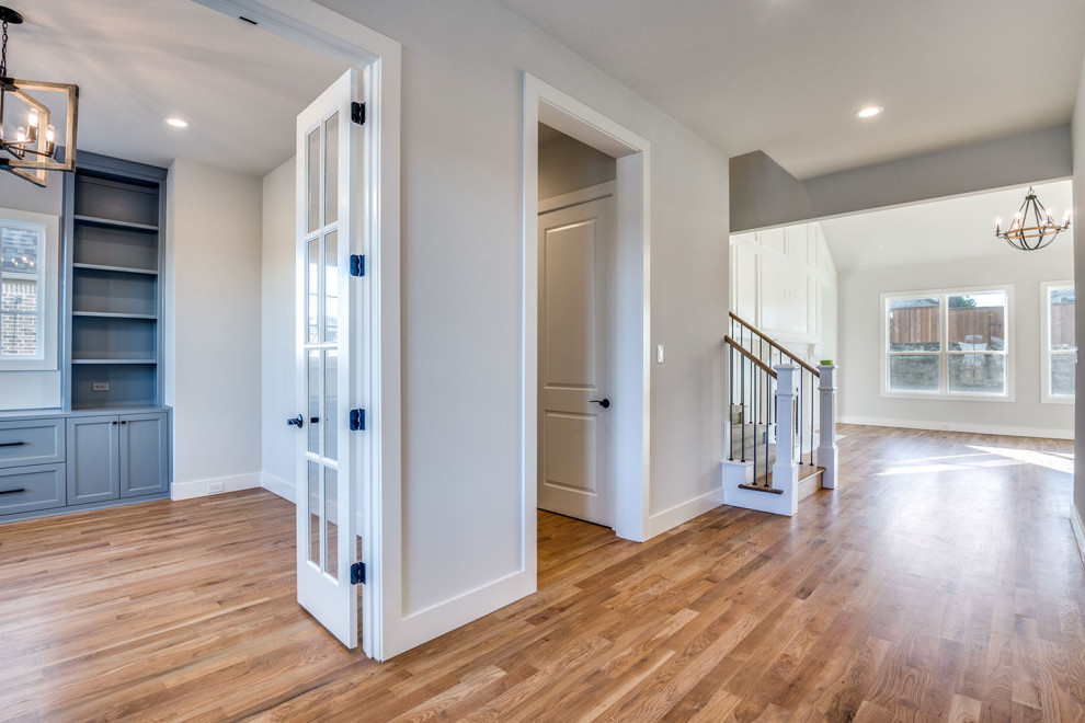 Example of a transitional entryway design in Dallas