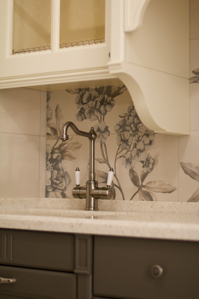 Фиалки у окна