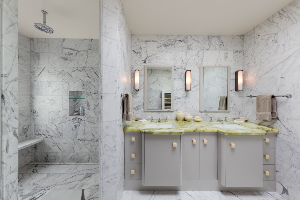 Idéer för att renovera ett funkis gul gult badrum, med släta luckor, grå skåp, en öppen dusch, svart och vit kakel, marmorkakel, marmorgolv, ett integrerad handfat, marmorbänkskiva och med dusch som är öppen
