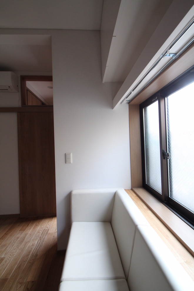 Photo of a small scandinavian open concept living room in Tokyo with white walls, medium hardwood floors, beige floor, wallpaper and wallpaper.
