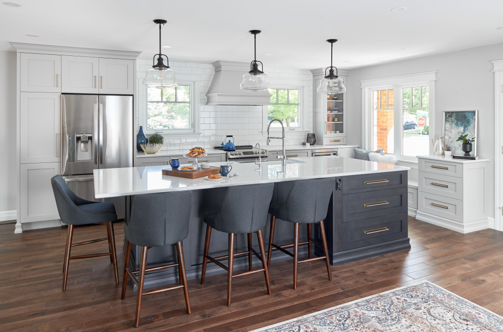 Kitchen - transitional kitchen idea in Toronto