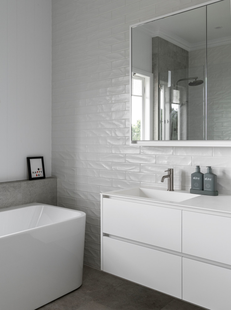 This is an example of a modern bathroom in Townsville.