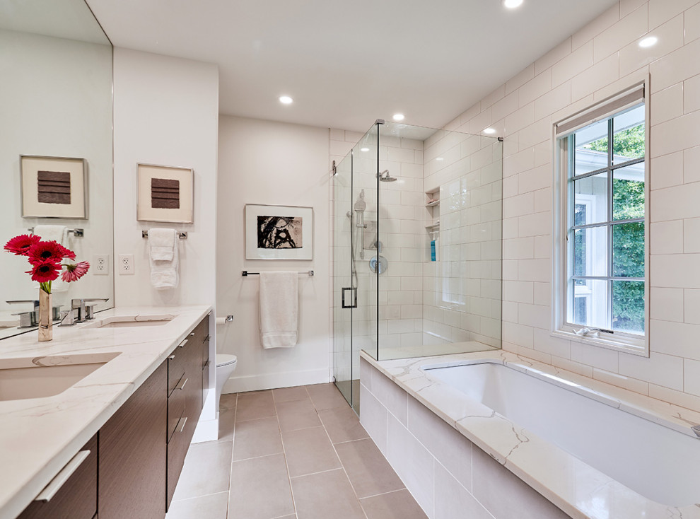На фото: маленькая ванная комната в стиле модернизм с плоскими фасадами, коричневыми фасадами, полновстраиваемой ванной, душем без бортиков, унитазом-моноблоком, белой плиткой, керамогранитной плиткой, белыми стенами, полом из керамогранита, врезной раковиной, столешницей из искусственного кварца, серым полом, душем с распашными дверями, белой столешницей, сиденьем для душа, тумбой под две раковины и подвесной тумбой для на участке и в саду с