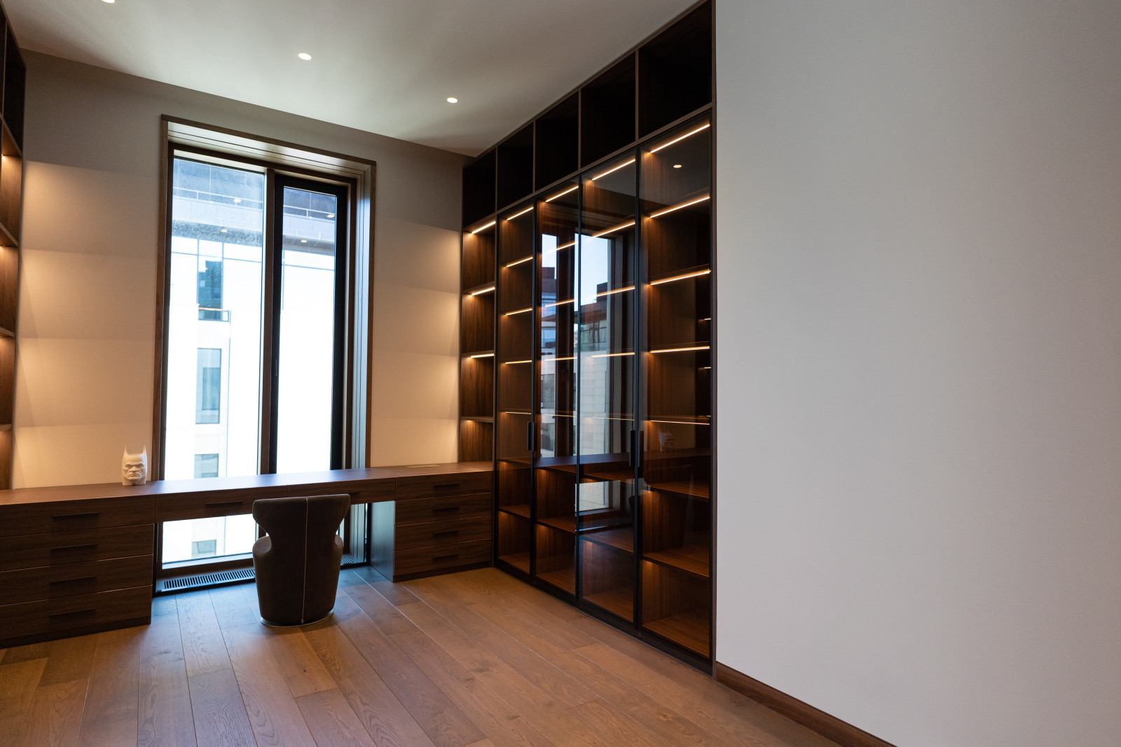 Гардеробная комната с распашными стеклянными RPE фасадами