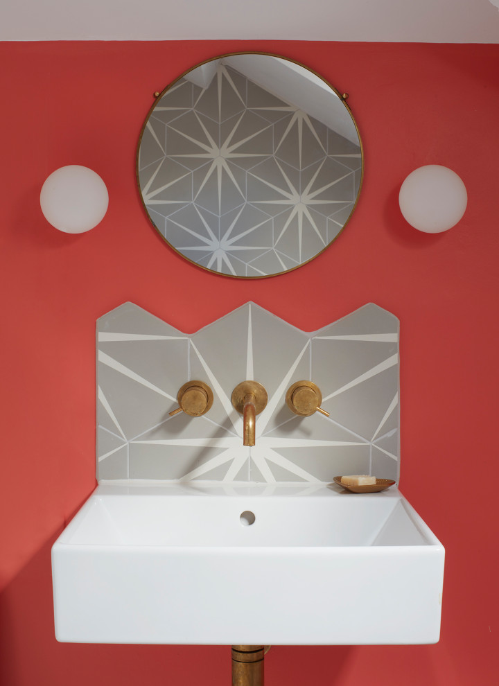 Inspiration för små moderna badrum, med grå kakel, röda väggar och målat trägolv